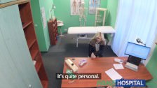 Rubia joven follada por el médico